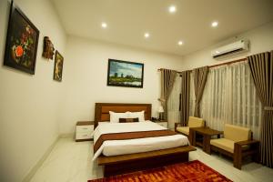 Postel nebo postele na pokoji v ubytování Nhat Quang Hotel + 37 fotografií