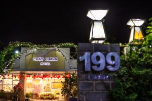 una tienda con luces de Navidad delante de ella en Nhat Quang Hotel, en Bao Loc