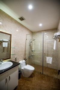 Koupelna v ubytování Nhat Quang Hotel