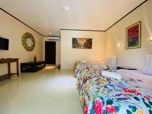 馬比尼的住宿－本特利娜潛水度假酒店，酒店客房设有两张床和电视。