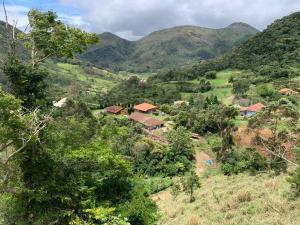 a village in a mountain valley with mountains in the background at Projeto MAARA in Nova Friburgo