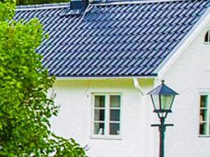 ein Straßenlicht vor einem weißen Haus in der Unterkunft Holiday home ÅSBRO II in Åsbro