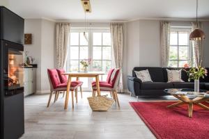 a living room with a table and a couch at Ferienhaus Seeadler 7 in Fuhlendorf