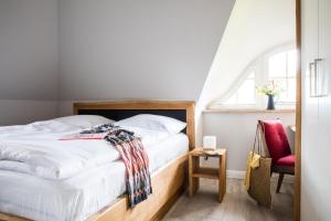 sypialnia z łóżkiem i oknem w obiekcie Ferienhaus Seeadler 7 w mieście Fuhlendorf