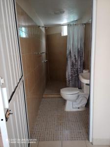 a bathroom with a toilet and a shower at Villa kosniin in Tecolutla