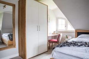 een slaapkamer met een witte kast en een bed bij Ferienhaus Seeadler 11 in Fuhlendorf