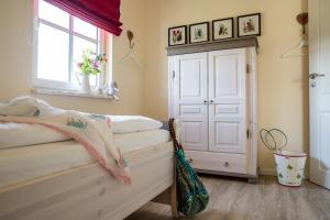 a bedroom with a white door and a window at Ferienhaus Schilfrohrsaenger 48 in Fuhlendorf