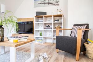 sala de estar con mesa y silla en Ferienwohnung Drudenstein 1_4 en Groß Kirr