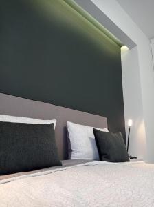 um quarto com uma parede em tons de verde e uma cama em NY Central 1 em Patra