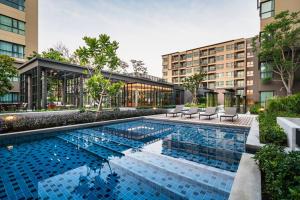 una piscina di fronte a un edificio di Rain Cha Am - Hua Hin by J&P a Petchaburi