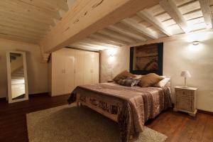 1 dormitorio con cama y techo de madera en Eden Loft Firenze, en Florencia