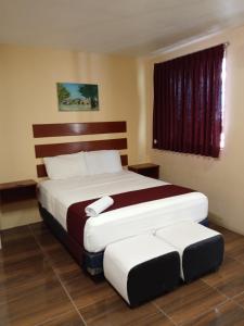 A bed or beds in a room at Hotel Bugambilia Campeche