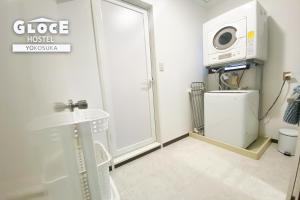 横須賀市にあるGLOCE 横須賀 シェアルーム NAVY BASE l Yokosuka Share room at NAVY BASEのバスルーム(トイレ、電子レンジ付)