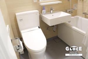 横須賀市にあるGLOCE 横須賀 シェアルーム NAVY BASE l Yokosuka Share room at NAVY BASEの白いトイレと洗面台のあるバスルーム +14枚の写真