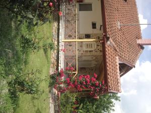 una vista aérea de un edificio con flores en el balcón en Guesthouse Agnandi, en Kato Loutraki