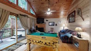 een woonkamer met een pooltafel in een hut bij 3 Bears One-Level Cabin with Pool Table in Pigeon Forge