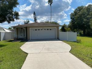 a house with a garage and a driveway at Familiar vacation house come to know Tampa Florida in Tampa