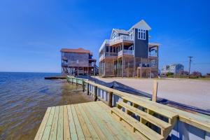 una casa en un muelle junto al agua en Liquid Sky 98, en Frisco