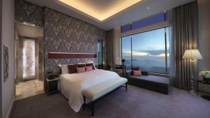 Postel nebo postele na pokoji v ubytování Resorts World Genting - Crockfords