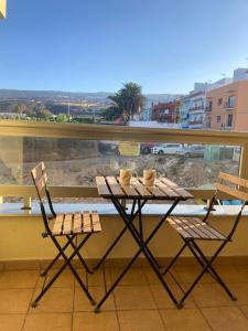 d'une table et de chaises sur un balcon avec vue. dans l'établissement Remote work Family holiday apartment, à Alcalá