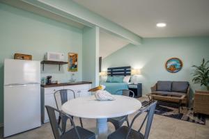 Afbeelding uit fotogalerij van Salt Air Inn & Suites in Atlantic Beach