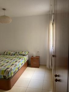 - une chambre avec un lit, une commode et une fenêtre dans l'établissement Remote work Family holiday apartment, à Alcalá