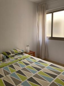 - une chambre avec un lit et une fenêtre dans l'établissement Remote work Family holiday apartment, à Alcalá
