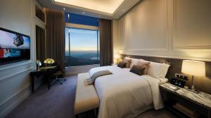 Postel nebo postele na pokoji v ubytování Resorts World Genting - Crockfords