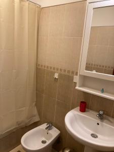 La salle de bains est pourvue d'un lavabo, de toilettes et d'un miroir. dans l'établissement Remote work Family holiday apartment, à Alcalá