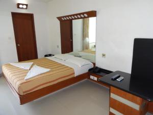 מיטה או מיטות בחדר ב-Lotus Bay View Hotel