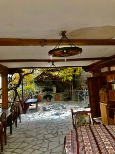 un patio con chimenea, mesa y sillas en Guest House Anahit Ijevan en Ijevan