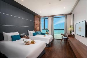 Postel nebo postele na pokoji v ubytování HAIAN Beach Hotel & Spa
