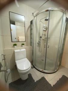 バギオにあるCedarPeak215のバスルーム(シャワー、白いトイレ付)
