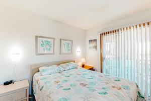 1 dormitorio con cama y ventana en Oceanside Fun 952 RR, en Rodanthe