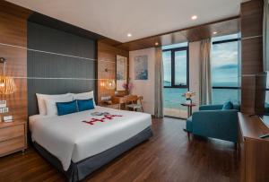 um quarto com uma cama, uma secretária e um sofá em HAIAN Beach Hotel & Spa em Da Nang