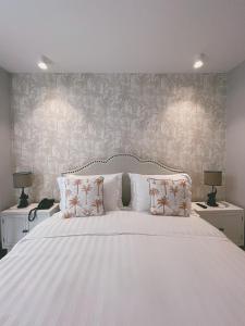 ein Schlafzimmer mit einem großen weißen Bett mit zwei Lampen in der Unterkunft Hotel Boutique Casa Hendaus - Adults Only in San Andrés