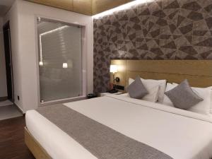 MothiMahal Residency Thrissur客房内的一张或多张床位
