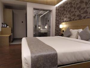 MothiMahal Residency Thrissur客房内的一张或多张床位