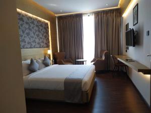 MothiMahal Residency Thrissur客房内的一张或多张床位