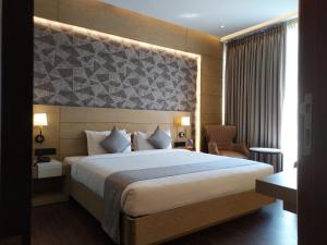 MothiMahal Residency Thrissur客房内的一张或多张床位