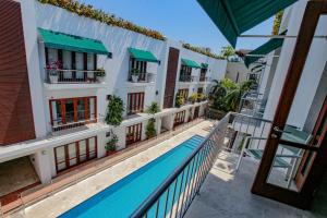 desde el balcón de un hotel con piscina en Luxury One Bedroom Apartment in the Old City en Cartagena de Indias