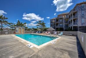 a swimming pool in front of a apartment building at Sandy's Spot 605 IC in Avon