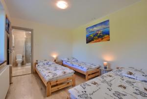 um quarto com 2 camas individuais e uma casa de banho em Bieszczadówka em Sanok