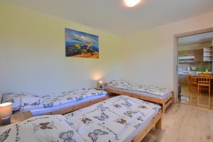 um quarto com três camas e uma sala de jantar em Bieszczadówka em Sanok