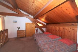 um quarto com uma cama e um tecto de madeira em Chalet Bouquetin- Bellecôte 22 to 28 people em Champagny-en-Vanoise