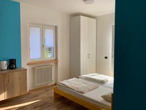 A bed or beds in a room at Bikeapartments Appartamenti Laura & Jasmin