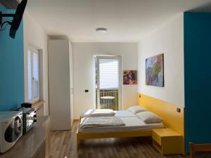 A bed or beds in a room at Bikeapartments Appartamenti Laura & Jasmin