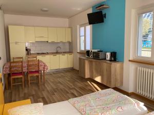 A kitchen or kitchenette at Bikeapartments Appartamenti Laura & Jasmin