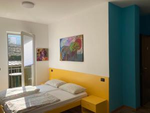 A bed or beds in a room at Bikeapartments Appartamenti Laura & Jasmin