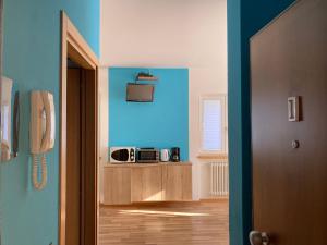 A kitchen or kitchenette at Bikeapartments Appartamenti Laura & Jasmin